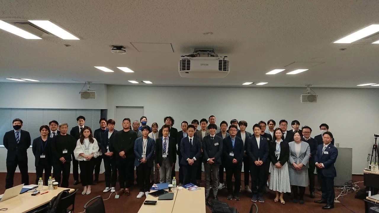 歯科経営大学0期の受講生と講師の集合写真
