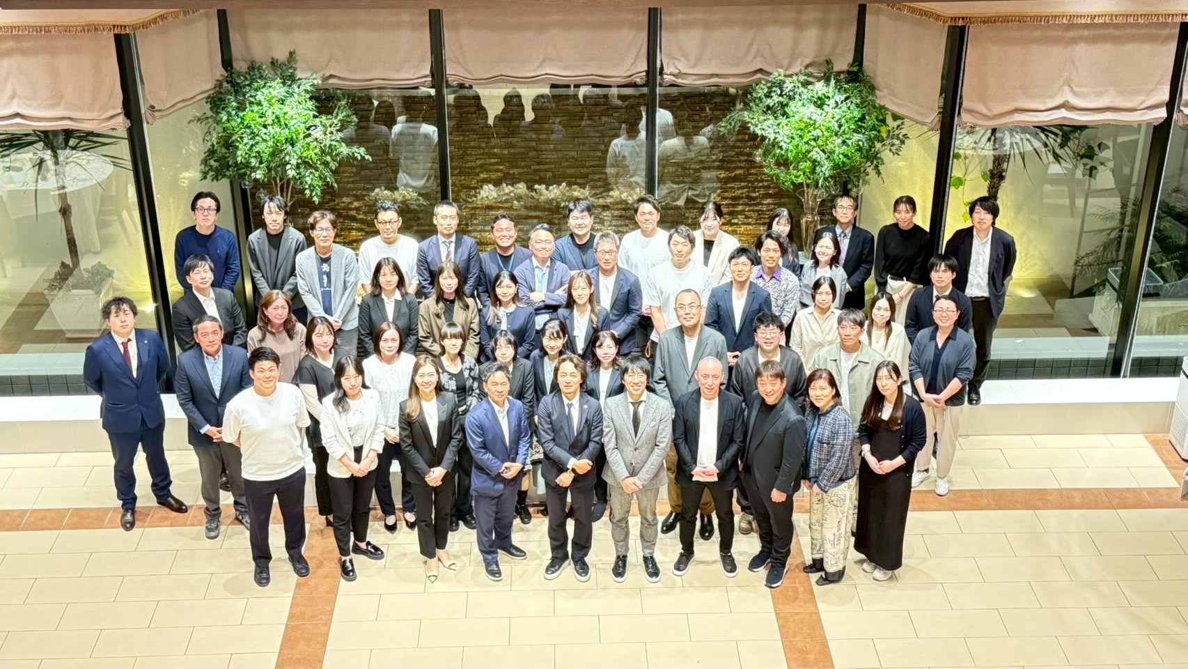 歯科経営大学の受講生と講師が集まる集合写真