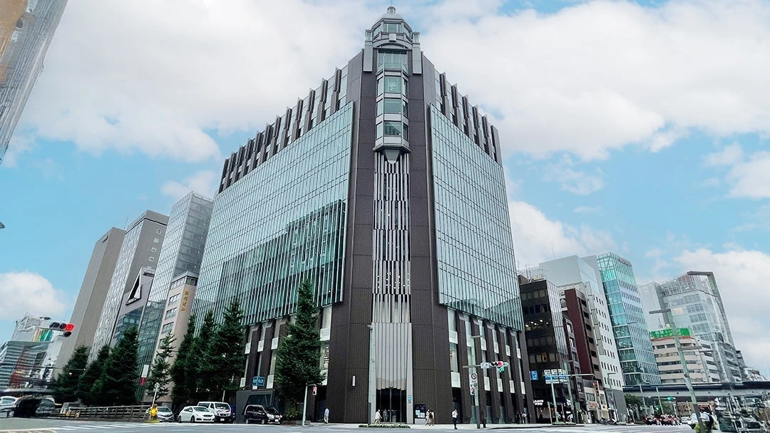 ガラス張りの建物を見上げた外観のイメージ